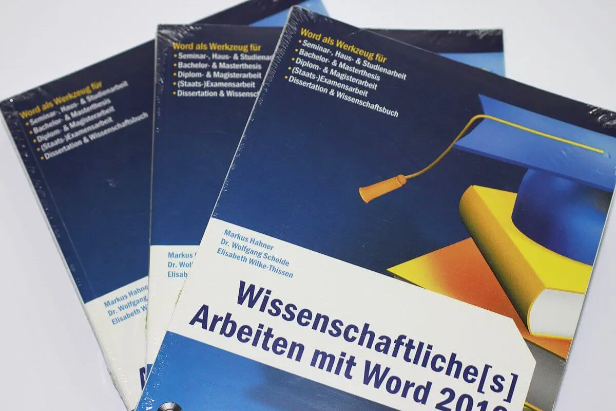 Historisches Foto zum Gewinnspiel für Bücher über wissenschaftliches Arbeiten mit Word