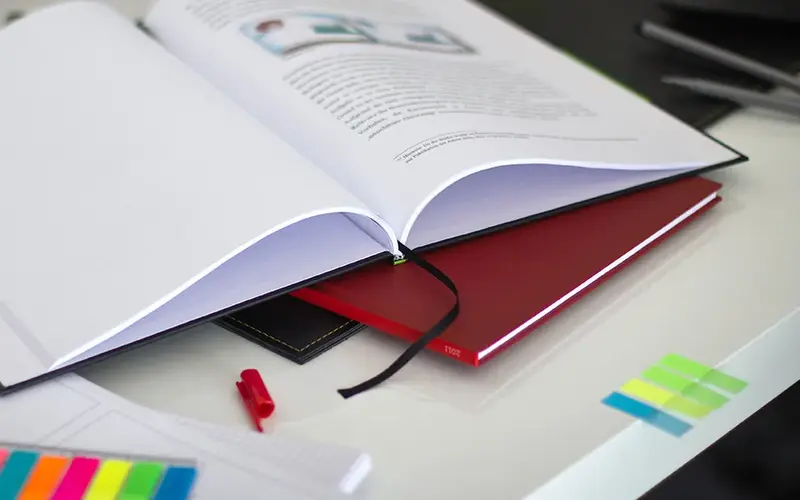 Bachelorarbeit gedruckt und gebunden als Hardcover Modern: Umschlag frei und randlos gestalten