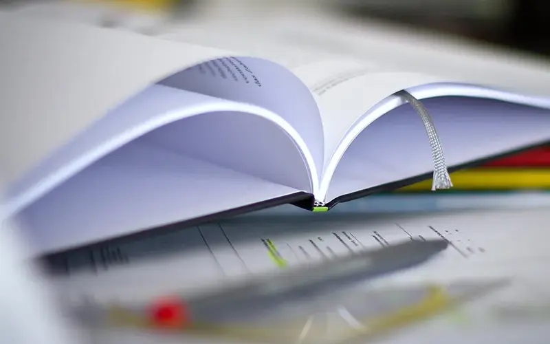 Bachelorarbeit gedruckt und gebunden als Hardcover Modern: Umschlag frei und randlos gestalten