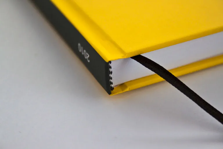 Bachelorarbeit drucken und binden mit Hardcover- oder Softcover-Bindung.