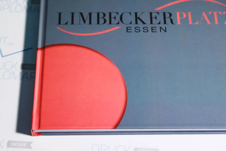 Bachelorarbeit drucken und binden mit Hardcover- oder Softcover-Bindung.