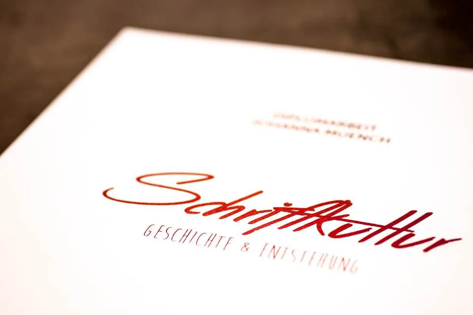 Bachelorarbeit drucken und binden mit Hardcover- oder Softcover-Bindung.