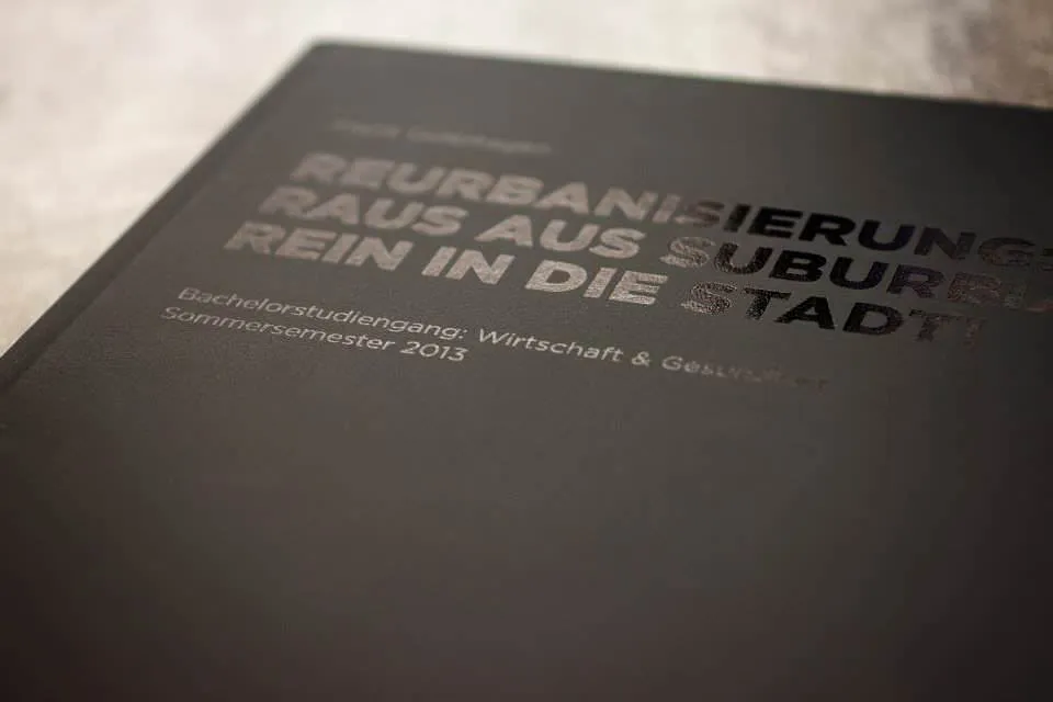 Bachelorarbeit drucken und binden mit Hardcover- oder Softcover-Bindung.