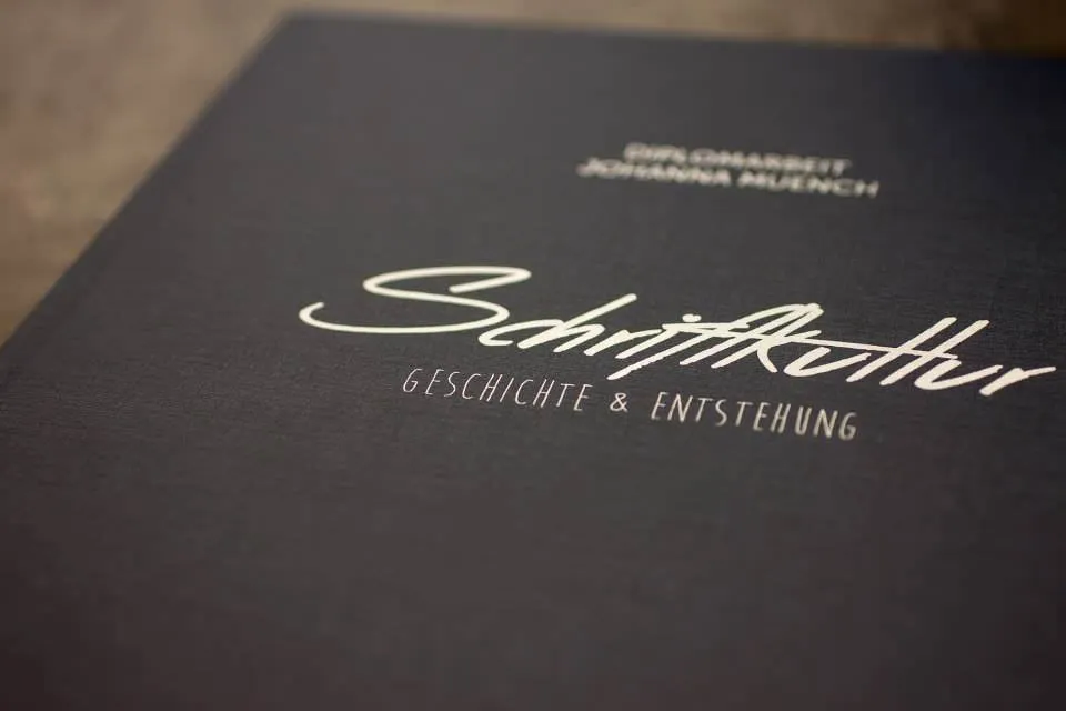 Bachelorarbeit drucken und binden mit Hardcover- oder Softcover-Bindung.